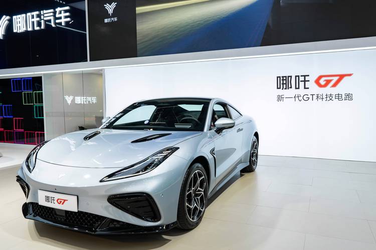 广州43哪吒汽车在智能汽车领域的表现，领途汽车在新能源汽车市场中的影响力